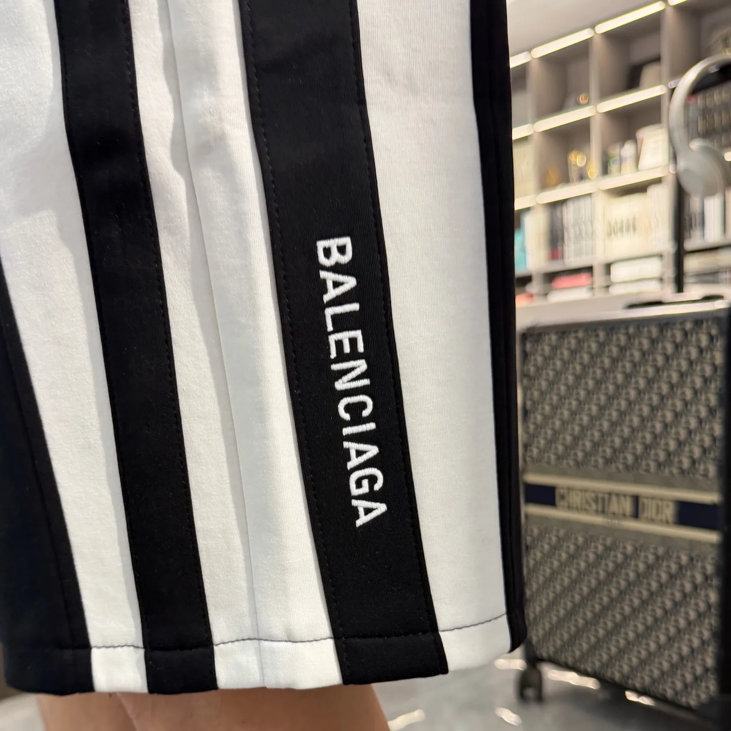 Balenciaga's three-standard complete 2026 summer New Arrival men's casual shorts, advanced custom-made Breathable fabric, Breathable fabric, extremely stretchy and comfortable, impeccable details, top-grade accessories, original logo design concept, delicate and soft feel! The upper body fit is awesome! Size: M-XXXL Please state your height and weight when ordering